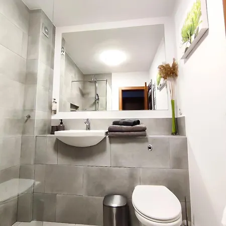 Апартамент Gala 2-Bedroom Mountain View 3 Min Walk To Gondola Банско