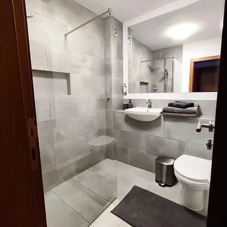 Gala 2-Bedroom Mountain View 3 Min Walk To Gondola Апартамент